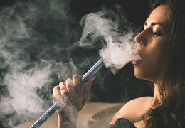 Jak poprawnie przygotować wodę do shishy? Dodatki, które poprawiają jakość dymu