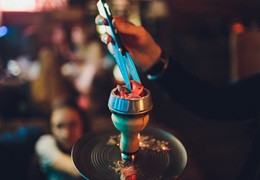 Jak używać nakładki na cybuch do shishy – funkcje i różnice